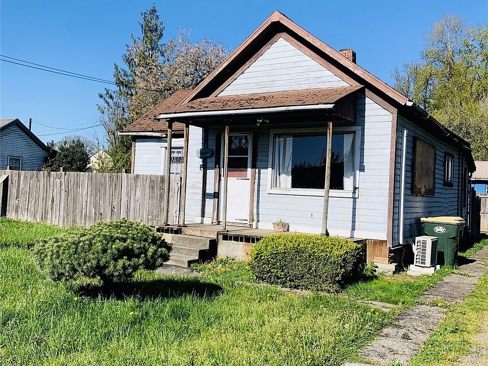 2nd image of 1323 Central Boulevard