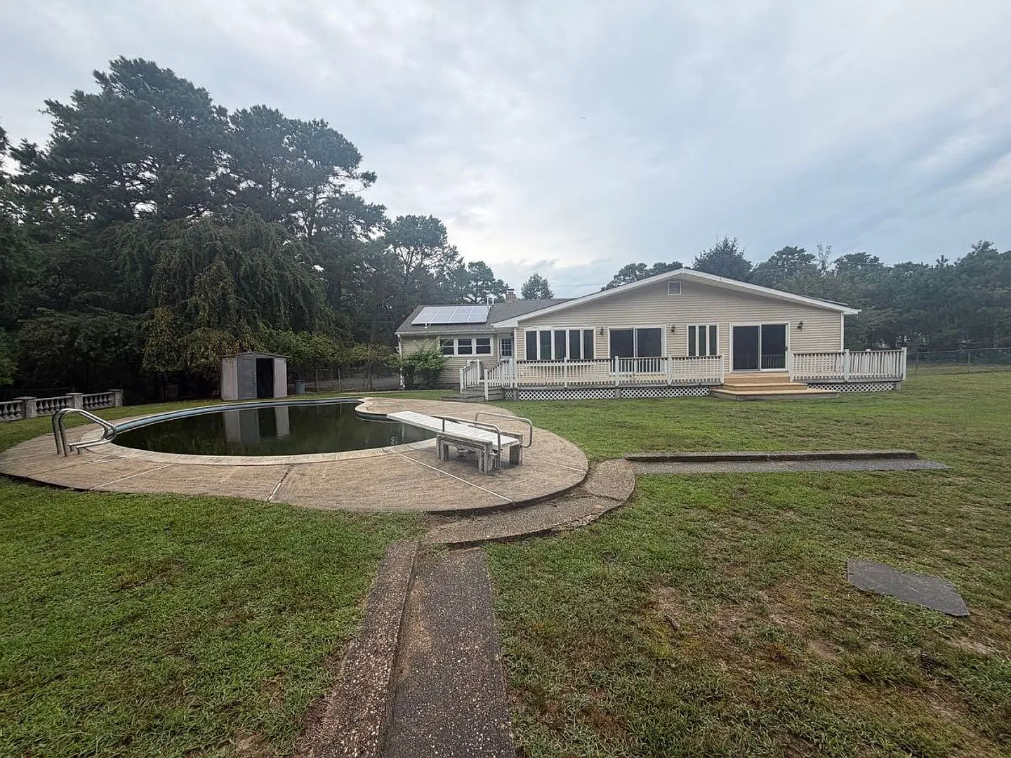 Spacious 3-Bedroom Ranch Home with in ground pool! — Photo 4