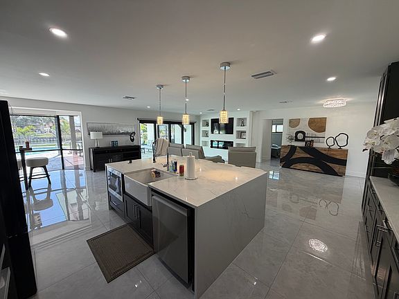 2nd image of 3953 Versailles Dr