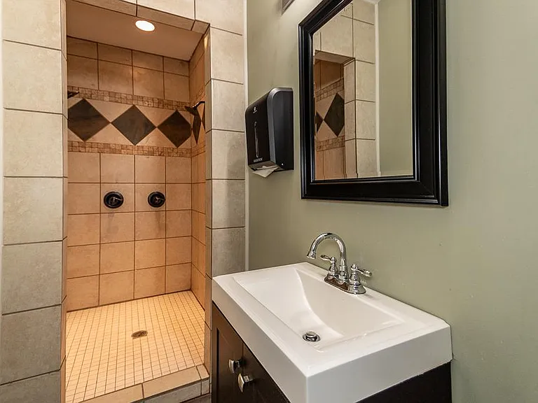 15416 Saranac Rd — Photo 12