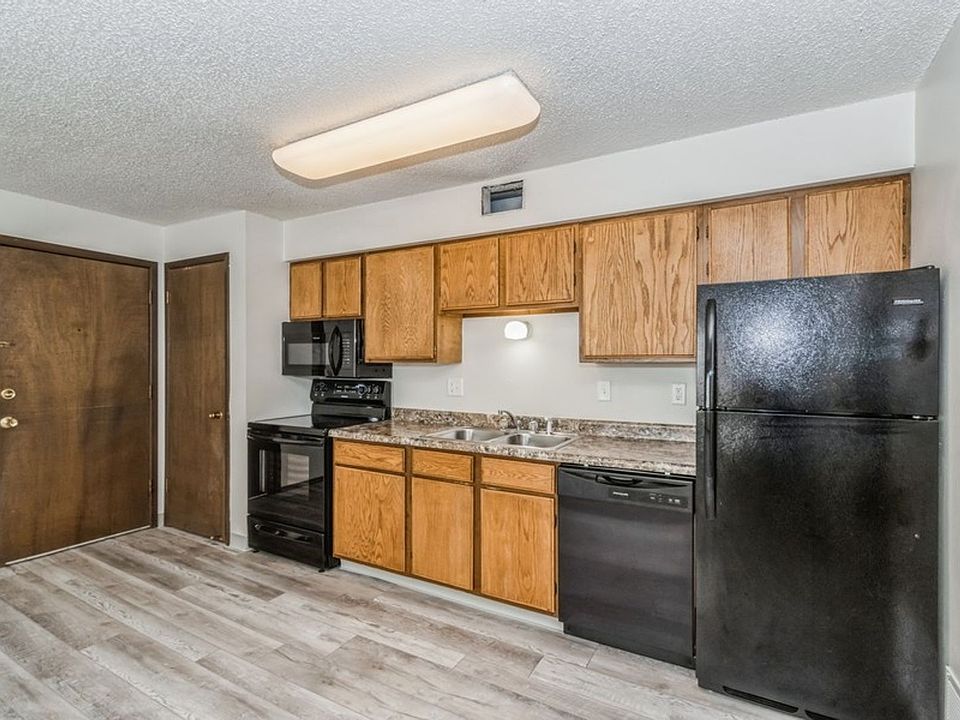 1st image of 412-416 S Linn St #97
