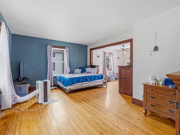 4th image of 117 W Burnett St