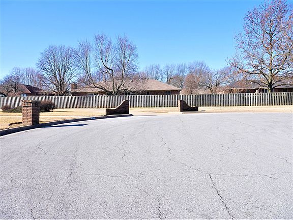 3rd image of 716 Southern Heights Dr
