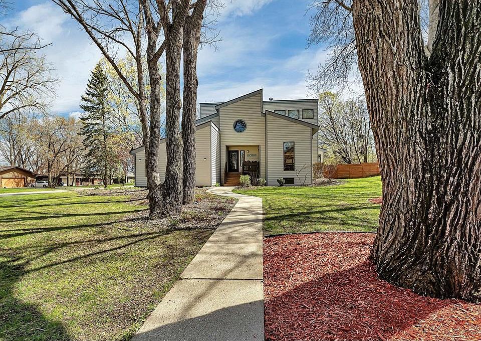 1st image of 2022 Hillcrest Dr