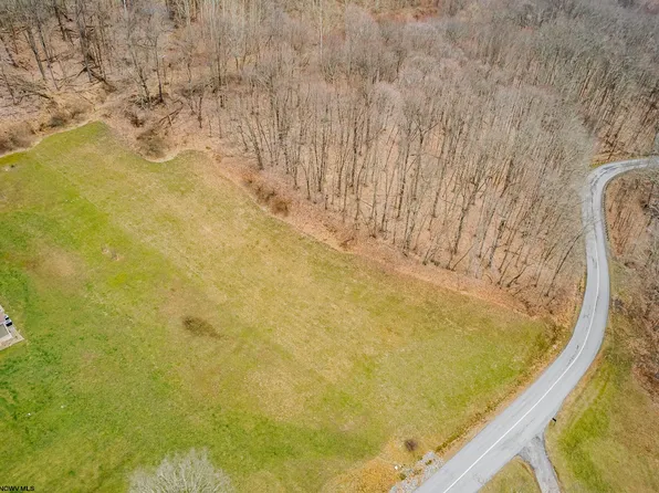 5012 Lake Lynn Dr, Morgantown, WV 26508