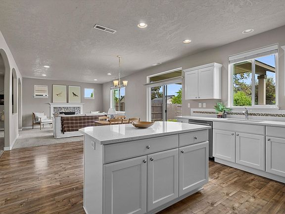 3rd image of 21278 SE Daylily Ave