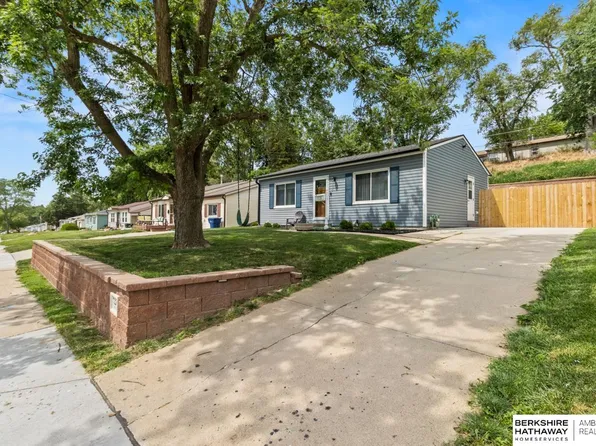 7326 S 69th St, La Vista, NE 68128