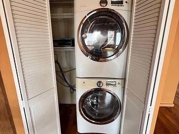 2nd image of 1920 Wyandotte St APT 3