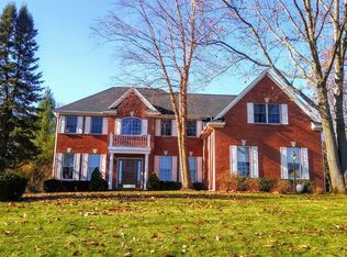 8 Hilander Dr, Loudonville, NY 12211