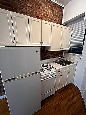 2nd image of 250 W 20th St #1E