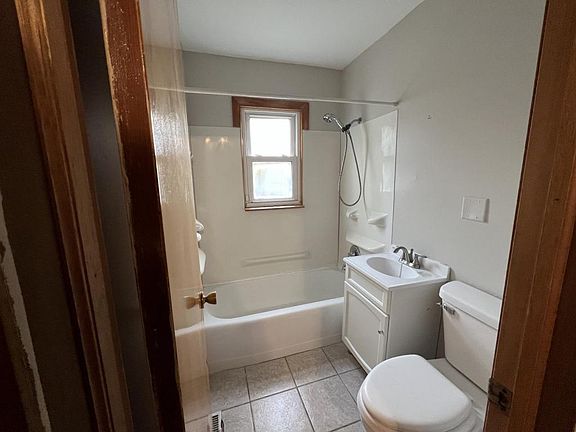 2nd image of 3919 Oak Crest Ln