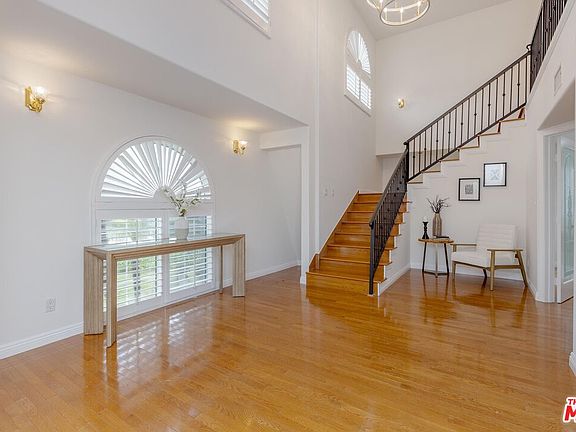 2nd image of 12118 Viewcrest Rd