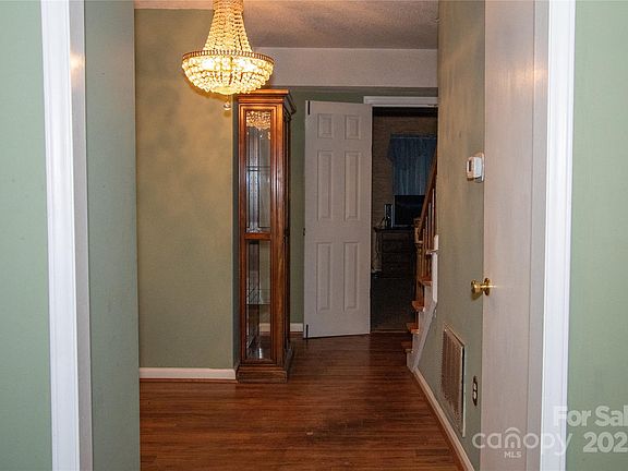 3rd image of 5401 Dowgate Dr