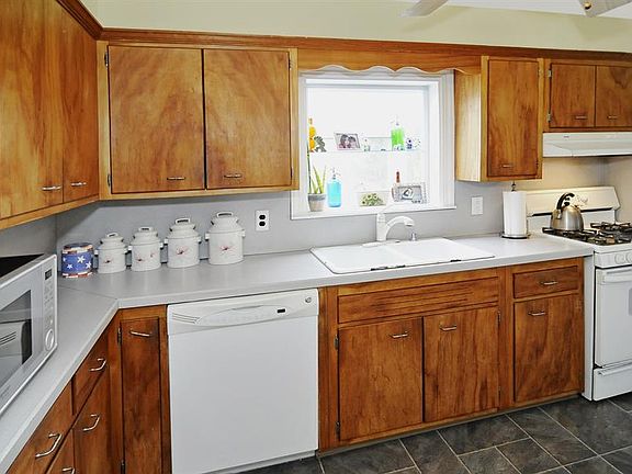 4th image of 22 Zimmer Ave