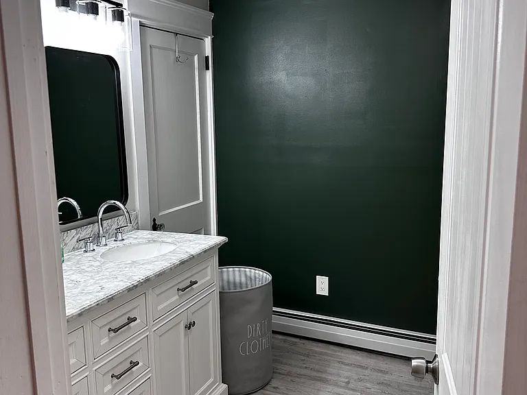 Full bath (upstairs)