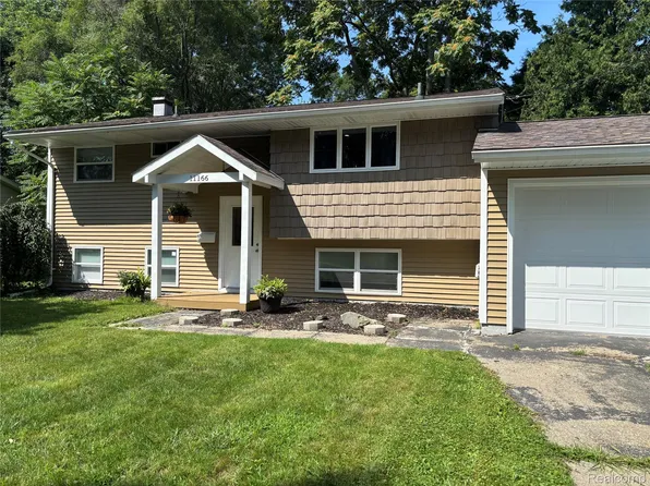 11166 Riverview Dr, Grand Blanc, MI 48439