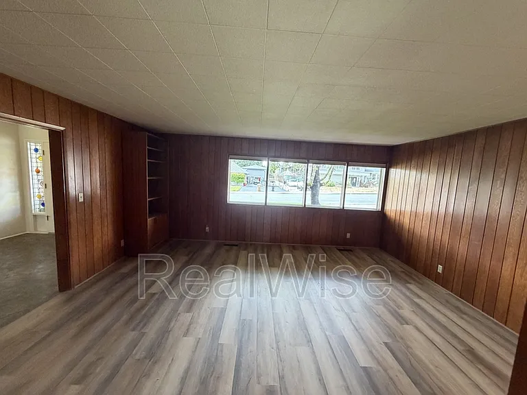 710 NW Midland Ave — Photo 16