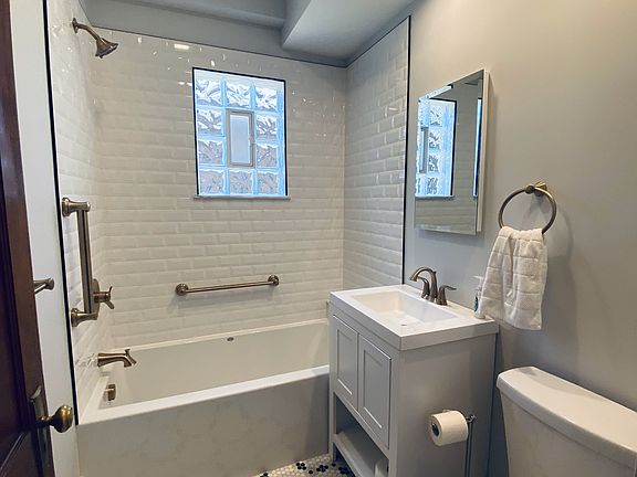 4th image of 2191 Carter Ave #1