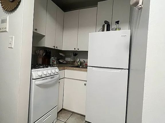4th image of 131 E 17th St APT 15