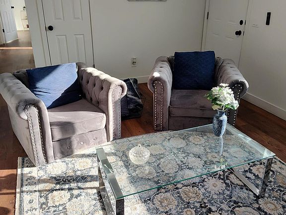 2nd image of 408 W Hartford Rd