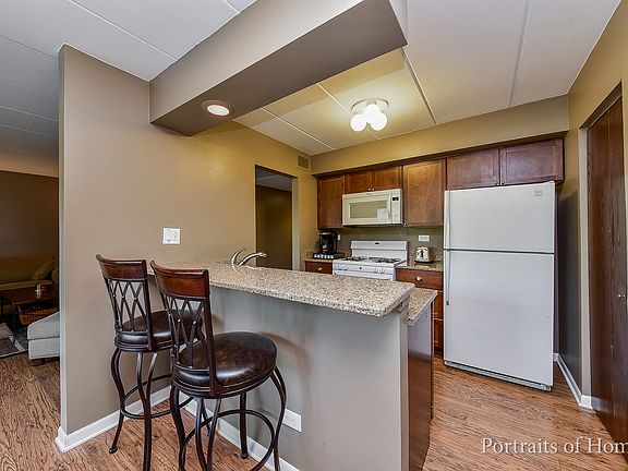5th image of 20 E Fountainview Ln APT 1B