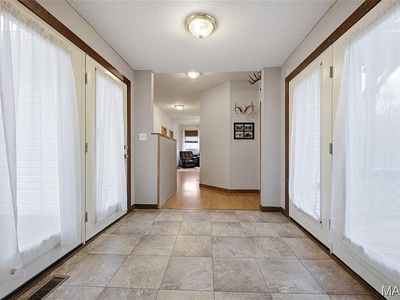 5th image of 284 White Rd