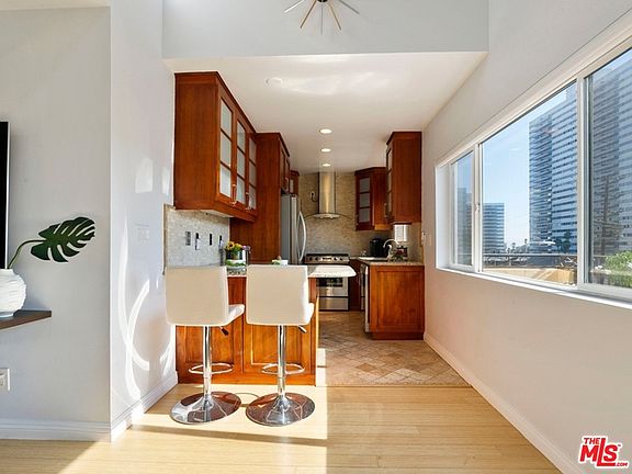3rd image of 1154 S Barrington Ave APT 302