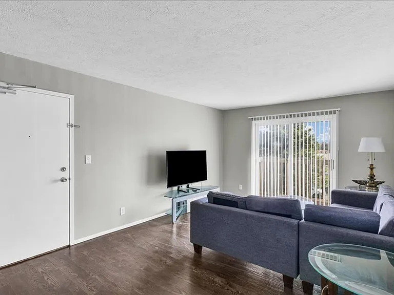 8 Ross — Photo 6