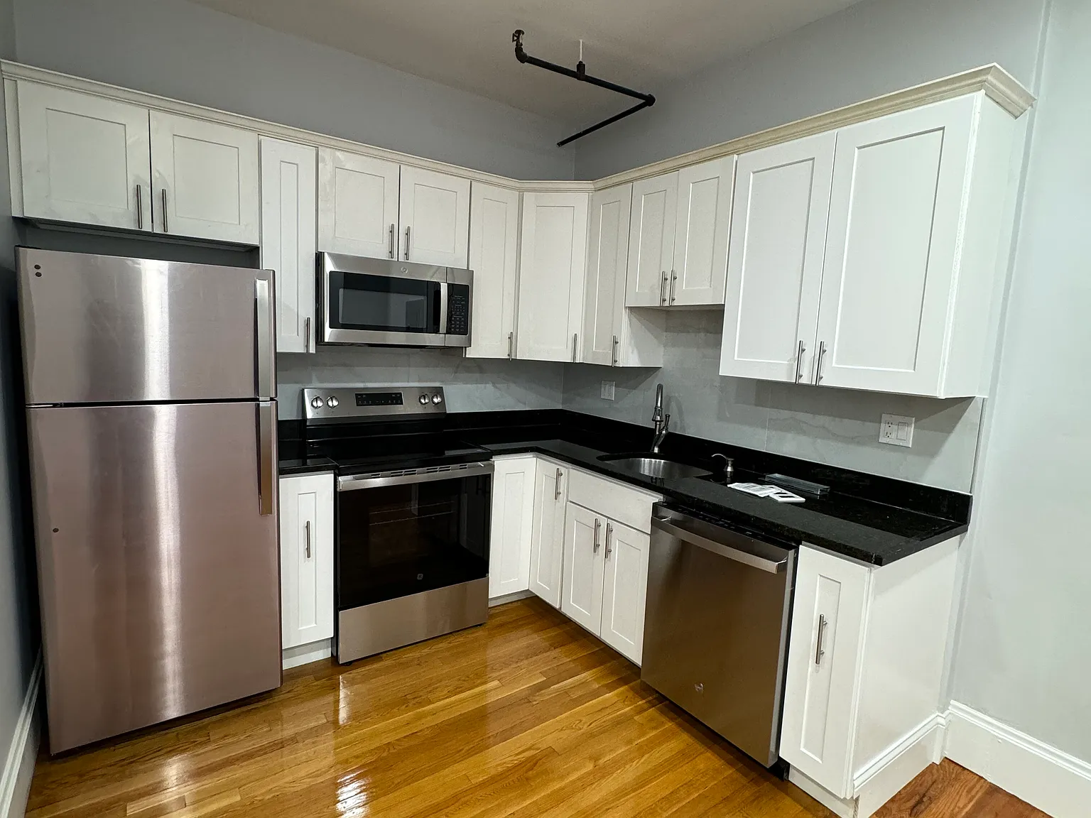 2 bed, 630 sqft, $3,900 — Photo 3