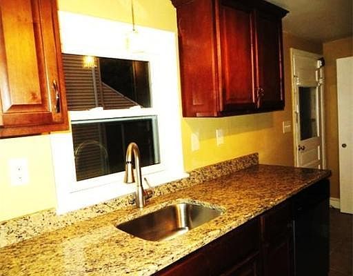5th image of 122 Wood Ave