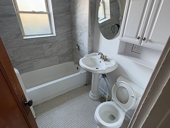 5th image of 4241 N Laramie Ave #1R
