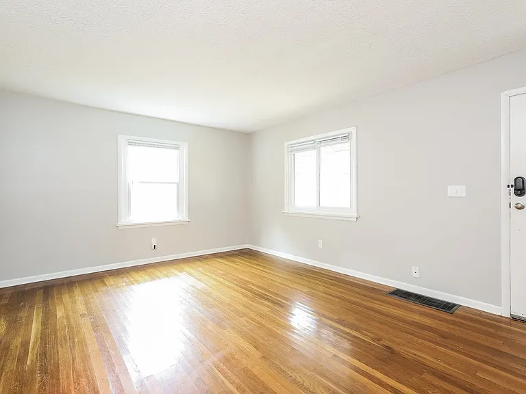 1047462_021_living_room_12888671.jpg