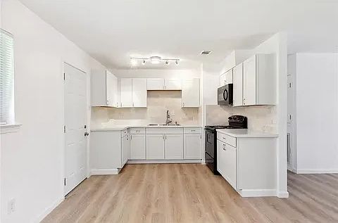 4th image of 304 Deacon St