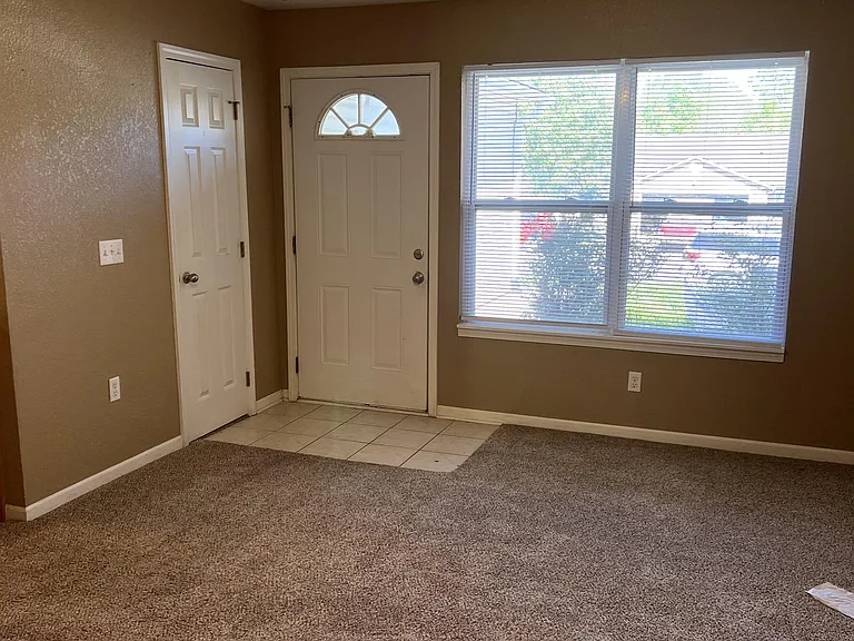707 Elliott Ln — Photo 2