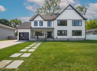 17 Meadow Rd, Clark, NJ 07066