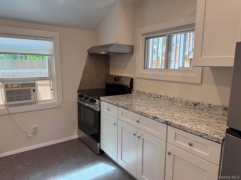 1 Parker Dr #4 — Photo 4