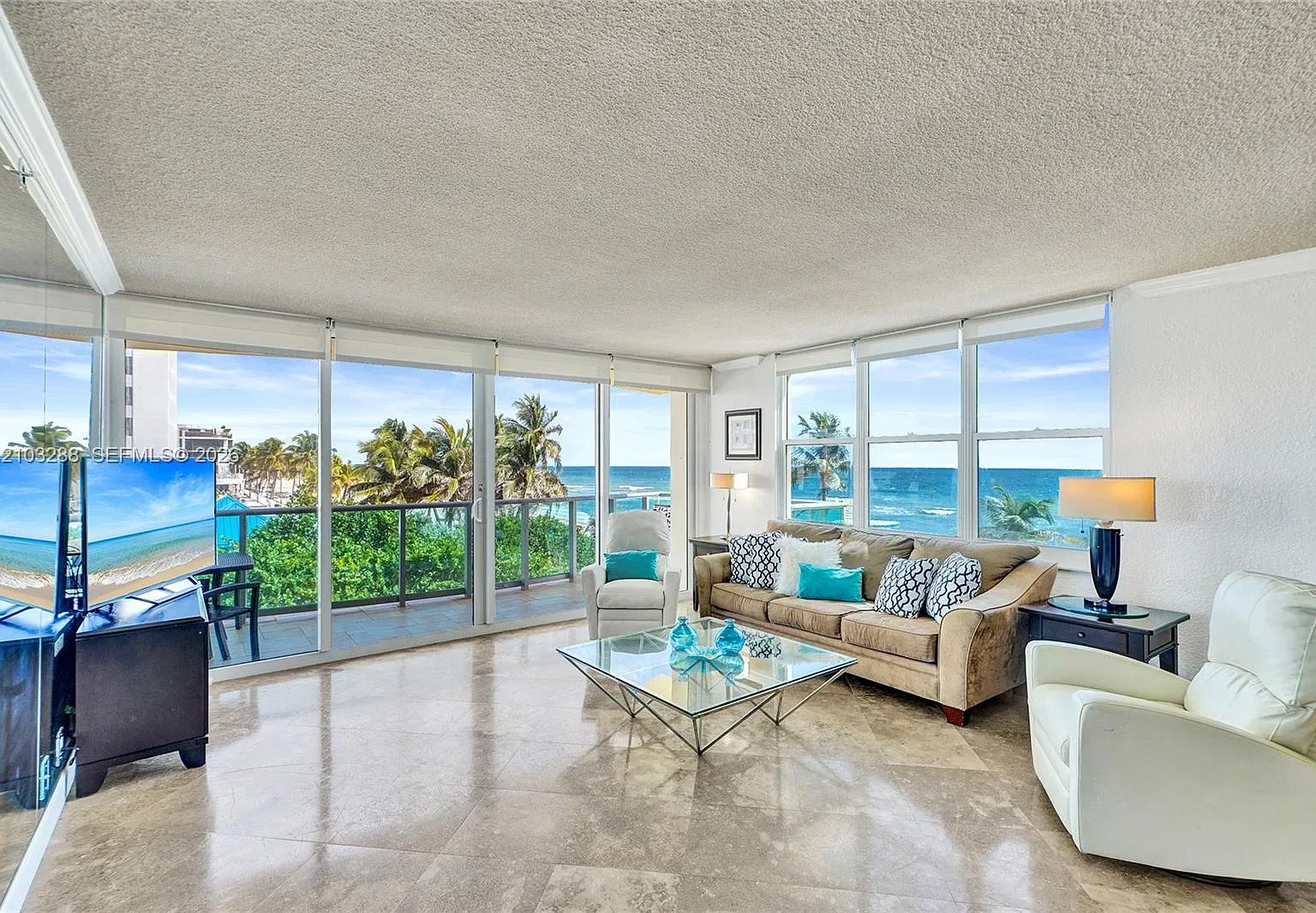 Wave Condo — Photo 2