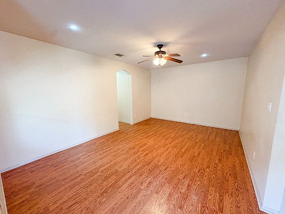 3rd image of 905 Walnut St