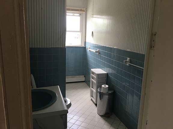 5th image of 893 Washington St APT 5