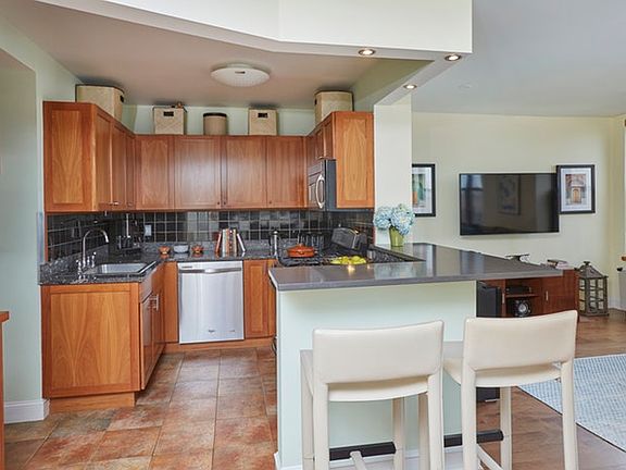 3rd image of 939 Union St
