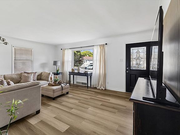 5th image of 1305 N Prairie Ave