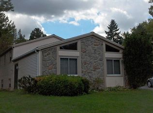 45 Park Lane Cir, Lockport, NY 14094