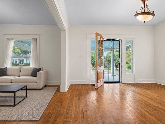5th image of 2058 Cowden Ave