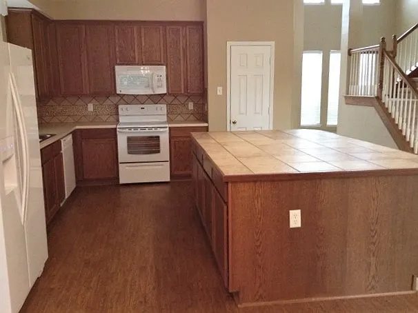 1360 Calvert Dr — Photo 2