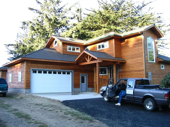 215 13th St SW, Bandon, OR 97411
