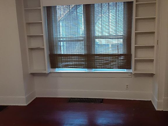 3rd image of 411 W Pecan St