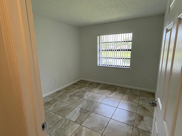 13761 Newport Mnr — Photo 9