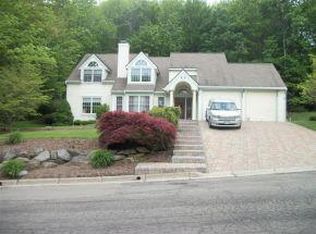 1021 Briarwood Dr, Endicott, NY 13760
