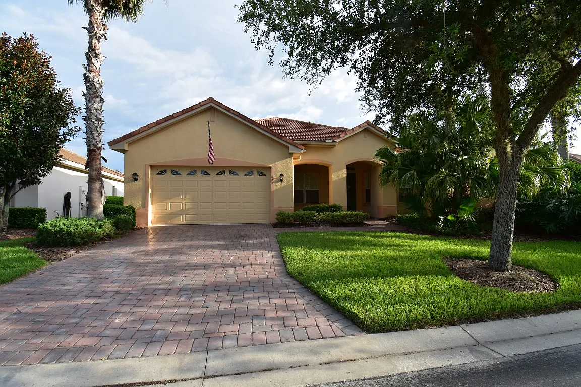 3 bed, 2.5 bath, 2450 sqft, $2,550 — Photo 2