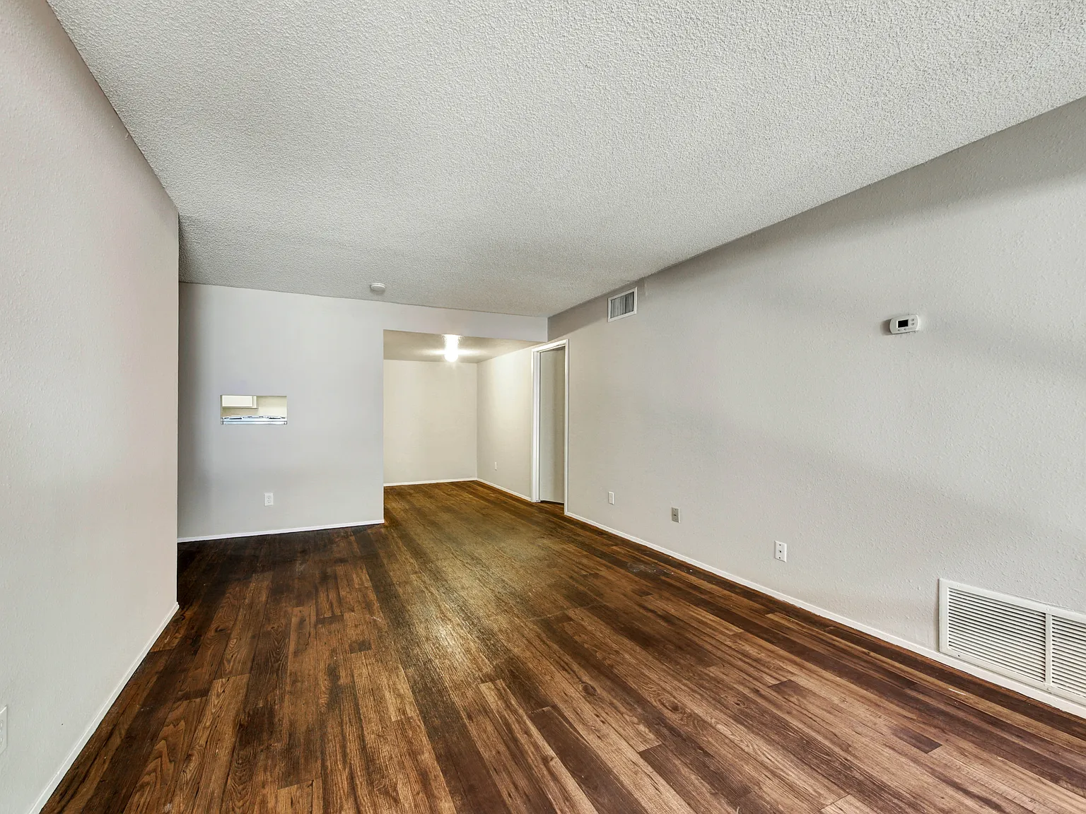 2 bed, 800 sqft, $2,280 — Photo 4